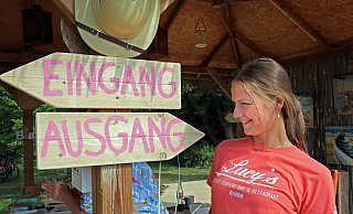 Anna Berghaus hatte am Eingang alle Hände voll zu tun. - Frank-Michael Kiel-Steinkamp