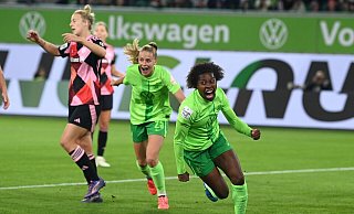 Bayern gegen Wolfsburg (mit Lineth Beerensteyn/r.): Klassiker am Freitagnachmittag. (Foto Archiv) - Swen Pförtner/dpa