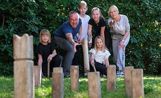 Wie im Urlaub: Oliver Baierl und seine Frau Mirjam Heller spielen mit den Kindern Martha, Matheo, Mathilda und Mascha (v. l.) im Garten Wikinger-Schach. - Foto: Andreas Zobe/NW