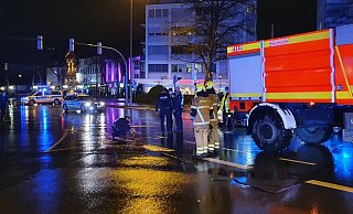 Polizei und Feuerwehr an der Unfallstelle auf dem Paderborner Westerntor. - Feuerwehr Paderborn