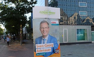 Am Berliner Platz und an anderen Stellen in der Stadt wurde das Wahlplakat von Sven-Georg Adenauer mit dem Zusatz "Präsentiert von Clemens Tönnies" versehen. - Anja Hustert