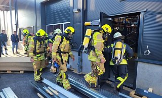 Mehrere Trupps der Feuerwehr haben sich mit Atemschutzgeräten ausgerüstet. Sie sammeln Erfahrungen, um im Brandfall vorbereitet zu sein. - Feuerwehr Hiddenhausen