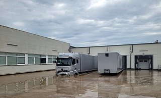 Die Laster der Firma Eggersmann in Schweicheln standen Freitagabend tief im Wasser. Der Feuerwehr zufolge stand das Wasser in der Lkw-Laderampe so hoch, dass es über die Tore in die Halle gelang. - Feuerwehr Hiddenhausen