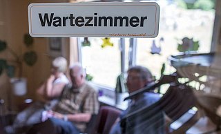 Patienten müssen in den Wartezimmern oft viel Geduld aufbringen. - Picture Alliance