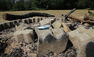 Überreste: In der Feuerstelle findet sich eine zerbrochene Ginflasche. Die in und um die Feuerstelle müssen die Feiernden selbst zum Bismarckturm transportiert haben. - Jan-Henrik Gerdener