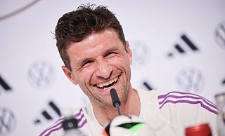 Thomas Müller hatte auf der Pressekonferenz gute Laune. - Christian Charisius/dpa