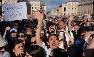 Die Menschenmenge bejubelt den neuen Papst. - Emilio Morenatti/AP/dpa