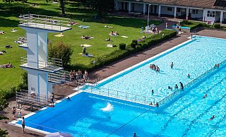Das Freibad in Bünde mit dem markanten Zehn-Meter-Sprungturm. - Andreas G.-Mantler