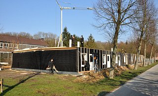 Die Kreisfeuerwehrschule als Nachbarin: Auf dem alten Bolzplatz in St. Vit wird ein Holzrahmenbauhaus errichtet. In das Gebäude am Lattenbusch könnten ab April 60 Asylsuchende einziehen, überwiegend sollen das Familien sein. - Waltraud Leskovsek
