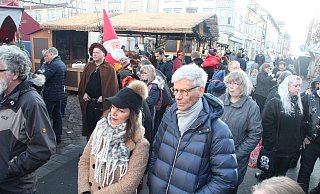 Die "Weynacht zu Warburgum" auf dem Neustadt-Marktplatz war gut besucht. - Burkhard Battran
