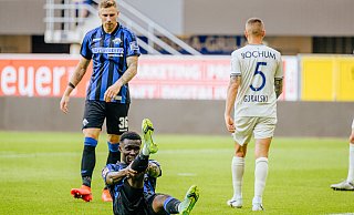 SCP-Stürmer Sirlord Conteh, hier im Testspiel gegen Bochum, musste am Dienstagvormittag das Training abbrechen. Teamkollege Felix Platte (im Hintergrund) trainierte erst gar nicht mit. - Besim Mazhiqi