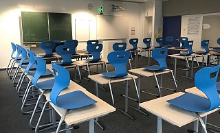 In den allermeisten Klassen im Gymnasium Schloß Neuhaus werden die Stühle in den kommenden Wochen ungenutzt bleiben. Die CO2-Ampel ist nur für das Foto eingeschaltet. - Gymnasium Schloß Neuhaus
