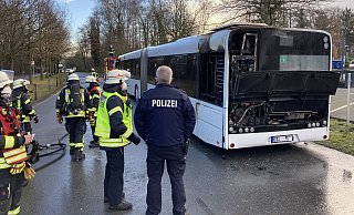 Motorbrand während der Fahrt: Der Busfahrer und sein Begleiter konnten sich aus dem brennenden Bus retten. - Jens Reichenbach