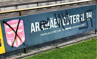 An einer Bande auf dem Sportplatz von Aramäer Gütersloh am Pavenstädter Weg sind Hakenkreuze aufgetaucht. - Screenshot Instagram