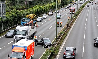 Der Lastwagen wollte von der mittleren Spur nach rechts auf die Abfahrt und traf dabei den kleinen Renault, der nach dem Zusammenstoß herumschleuderte und in der Mittelleitplanke zum Stehen kam. - Jens Reichenbach