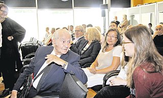 Gespräch im Gerichtssaal: Holocaust-Überlebender Leon Schwarzbaum sitzt während des 18. Prozesstages im Zuschauerraum.Leonie Figge, Schülerin des Detmolder Grabbe-Gymnasiums, möchte ihn an ihre Schule einladen. - Silke Buhrmester