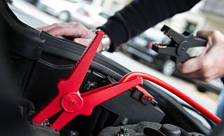 Ein Starthilfekabel ist schon mal die halbe Miete. Nur: Welche Klemme kommt zuerst? - Andrea Warnecke/dpa-tmn