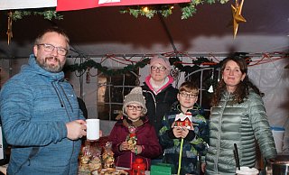 Wolf-Hendrik Lemke (Förderschulrektor) probiert den heißen Apfelzauber, den der Förderverein mit Tessa, Sabine, Matz und Maren verkauft. - Yvonne Gottschlich
