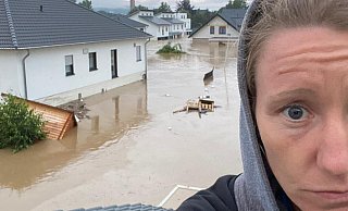 Das Neubaugebiet, in dem Jacqueline Dünker in Bad Neuenahr-Ahrweiler wohnt, steht vollkommen unter Wasser. In der Nacht zu Donnerstag rettete sie sich auf das Dach ihres Hauses, wartete bis 6 Uhr auf Rettungsboote. - Jacqueline Dünker