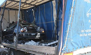 Nicht nur der Anhänger nahm großen Schaden. Auch der Pkw auf der Ladefläche wurde stark beschädigt. - Polizei