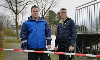 Fabian Stadelmann (links) und Dietmar Foerster arbeiten beim Ordnungsamt. Beide kontrollieren, ob Kinder die gesperrten Spielplätze und die Skate-Anlage benutzen. - Ilja Regier