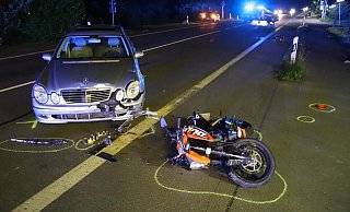 Der Mercedesfahrer hatte die beiden jungen Männer auf dem Motorrad übersehen. - Charlotte Mahncke