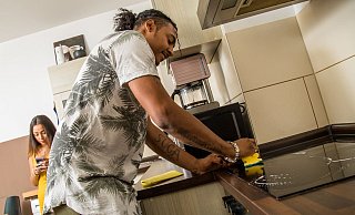 Putz- und Aufräumvideos sind auf Social Media beliebt – aber bringen sie auch echte Motivation zum Nachmachen? - Christin Klose/dpa Themendienst/dpa-tmn