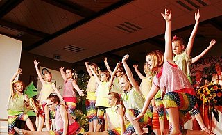 Früh dehnt sich: Die Mädels des Kükenballetts der Heimatbühne Paderborn legten eine heiße Sohle aufs Parkett. - FOTO: FREDERIK GRABBE