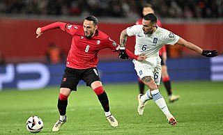 Der Georgier Giorgi Kotschoraschwili (l) behauptet den Ball gegen Dimitris Kourbelis. - Tamuna Kulumbegashvili/AP/dpa