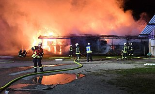 Das Löschwasser musste im Pendelverkehr zur Brandstelle transportiert werden. - Andreas Eickhoff