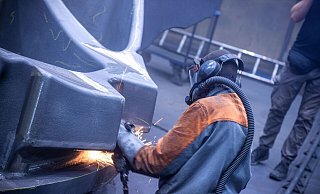Ein Mitarbeiter arbeitet in einer Eisengießerei. Die Erzeugerpreise gewerblicher Produkte sind im Juli im Vergleich zum Vorjahresmonat deutlich gesunken. - Jens Büttner/dpa/Symbolbild