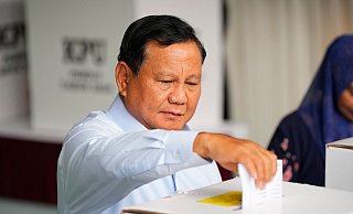 Präsidentschaftskandidat Prabowo Subianto gibt seinen Stimmzettel in Bojong Koneng ab. - Vincent Thian/AP/dpa