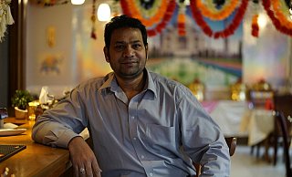 Inhaber Sanjeev Kumar freut sich seit Eröffnung über 32 positive Google-Rezensionen. Die meisten seiner Kunden kommen aktuell noch aus der unmittelbaren Nachbarschaft des Lokals. - Christian Geisler
