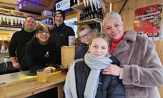 Gemütliches Beisammensein an Meyer's Skihütte: Besucherin Julia Klehm (rechts) aus Lübbeckr mit ihren Kindern Paula und Anton sowie Anke Meyer (links) mit ihrem Team Arne Rautenberg (2. v. l.) und Sven Brunsch. - Alexandra Stratmeier