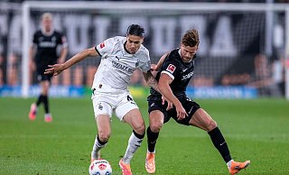 Gladbach und Freiburg lieferten sich packende Zweikämpfe. - David Inderlied/dpa
