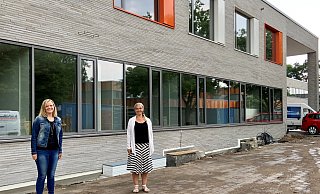 Anne Cramer (l.), Leiterin der OGS des Grundschulverbundes Bonhoeffer-Heinrich, und die Schulleiterin Sandra Osterkamp freuen sich auf den Umzug in das neue Schulgebäude an der Memelstraße in Schloß Neuhaus. - Stadt Paderborn
