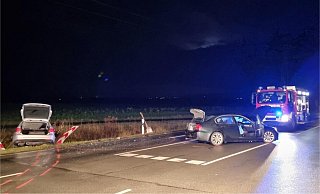 Ein Fahrzeug blieb nach dem Unfall auf der Straße stehen. Der zweite Wagen wurde in den Straßengraben geschleudert. - Feuerwehr Höxter