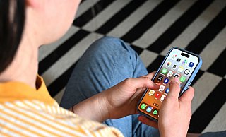 Ein 64-jähriger aus der Nähe Paderborns unterschrieb anscheinend auch diverse Mobilfunkverträge beim Angeklagten, mit denen jeweils der Erwerb teurer Telefone verbunden war. - Elisa Schu/dpa