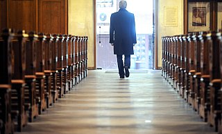 Sinnbildlich auch für den Kreis Paderborn: Ein Mann verlässt eine katholische Kirche. - dpa