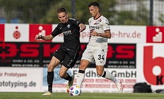 In der Saisonvorbereitung hatte der SCP ein Testspiel gegen Leverkusen mit 2:1 gewonnen. Filip Bilbija (l.), hier im Duell gegen Granit Xhaka, erzielte damals den Siegtreffer. Nun kommt es zum Wiedersehen im DFB-Pokal. - Imago Images