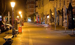 Das beliebte Schanzenviertel ist menschenleer, nachdem in Hamburg die nächtliche Ausgangsbeschränkung in Kraft getreten ist. - Foto: Jonas Walzberg/dpa