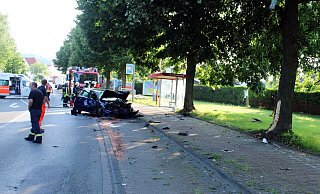 Der schwer beschädigte Golf kam entgegen der ursprünglichen Fahrtrichtung am Fahrbahnrand zum Stehen. - Polizei Minden-Lübbecke
