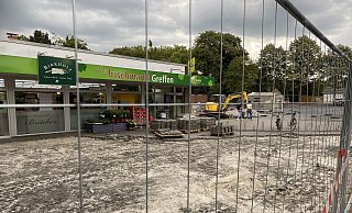 Auf der Baustelle am Frischemarkt in Greffen wurde eine Gasleitung beschädigt. Da diese außer Betrieb war, blieben die Auswirkungen glimpflich. - Burkhard Hoeltzenbein