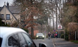 Weil rund um die Kita und Schule bereits viele Autos unterwegs sind, wollen die Anwohner des Adlerweges nicht auch noch den Durchgangsverkehr hinnehmen. - Andreas Frücht