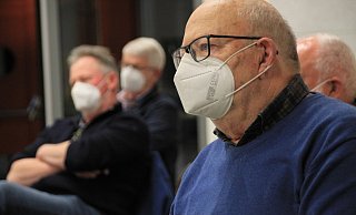 Betroffen reagiert Stadtheimatpfleger Ulrich Pieper (r.) auf die scharfe Kritik aller Ratsparteien an seinem Vorgehen. Das ist auch hinter der Maske sichtbar. Auch der ehemalige CDU-Fraktionschef Thomas Menne fand deutliche Worte. - David Schellenberg