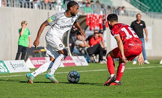Manko Treffsicherheit: Dominique Ndure (l.) hatte in Köln früh die erste große Chance des SV Rödinghausen, konnte diese aber ebenso nicht nutzen wie später seine Teamkameraden weitere gute Gelegenheiten. - Joel Beinke