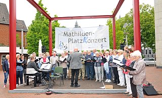 Gesang im roten Würfel: Der Widukind-Chor bei einem Mathildenplatzkonzert in den vergangenen Jahren. Wegen der Größe des Chores passten nicht alle Mitglieder auf die kleine Bühne im Würfel. - Stefanie Boss