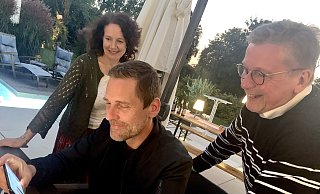 Reiner Allerdissen (r.) verfolgte die Wahlergebnisse mit Ehefrau Karin im heimischen Garten, unter anderem auf dem Handy von SPD-Ratsherr Oliver Conrad. - Jens Reddeker