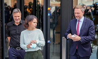 Annalena Baerbock (M.), Robert Habeck (l.) und Christian Lindner, geben nach den Sondierungsgesprächen der beiden Parteien nach der Bundestagswahl ein Pressestatement. - picture alliance/dpa