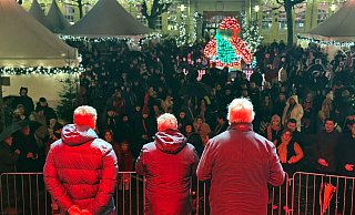 Hunderte Menschen kamen am Samstagabend auf den Herforder Rathausplatz und gedachten der Opfer. - Claus Frickemeier
